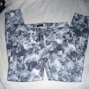 RARE BEBE JEANS  skinny Low RISE gray/black /white rose print